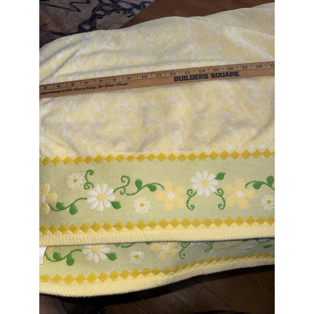 Vintage Classic Linen Bath Towels Pair YellowGold Green Embroidered 5335